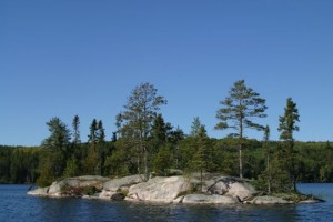 Une structure type des lacs du bouclier canadien: Une île rocheuse, il y a surement une batture submergée aux extrémités de l'île.