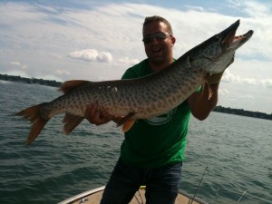 Le 43 1/2" x 20" qui a valu à mon partenaire Mario la 2e place au tournoi de Muskies Canada (27 août) Le 43 1/2" x 20" qui a valu à mon partenaire Mario la 2e place au tournoi de Muskies Canada (27 août)
