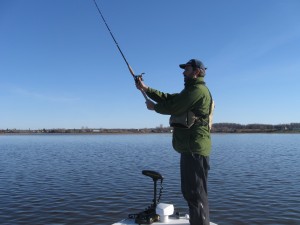 Je vais en apprendre beaucoup sur la pêche au lancer.