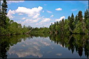La Grande Rivière Noire Nord-Ouest alimente le lac Frontière La Grande Rivière Noire Nord-Ouest alimente le lac Frontière