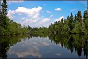 La Grande Rivière Noire Nord-Ouest alimente le lac Frontière