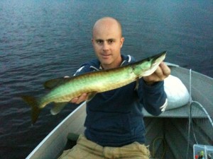 Mon frère Francis avec un autre "impressionnant" spécimen du lac Frontière.