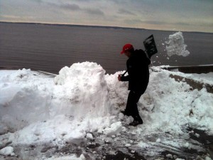 Martin a dû se pelleter un accès à la descente ce matin.