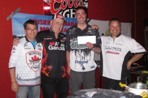 De gauche à droite: Denis Gravel, Maurice Martin, Jean-Philippe Martin le gagnant du tournoi avec un poids de 12.92 lbs et Mike Philipps