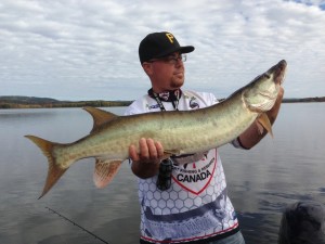 Moins d'une heure après, c'est à mon tour de croiser le fer avec un beau maskinongé!