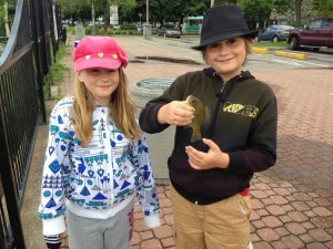 Justine et Émile avec une de leur nombreuses prises.