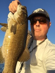 Un gros achigan qui a mordu sur un bucktail!