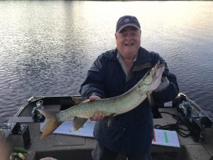 Mon père avec un autre maskinongé du lac Frontière