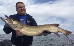 Un beau muskie de 43 3/4" pour Mario