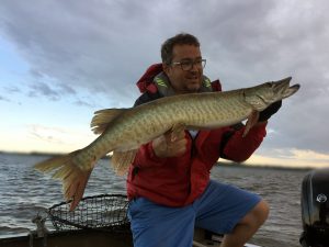Même pas 15 minutes de pêche et déjà un maskinongé pour Mario!