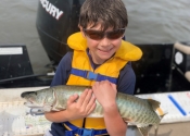 Le petit Lukas avec son premier maskinongé! 30"