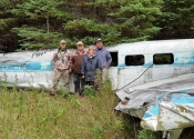 Mon groupe (famille) devant la carcasse de l'avion de la Rivière-à-l'Huile (crash en 1967)