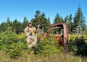 Mon frère qui pose avec une carcasse d'un vieux camion sur notre secteur de chasse.