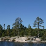 Une structure type des lacs du bouclier canadien: Une île rocheuse il y a surement une batture submergée aux extrémités de l'île.