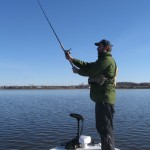 Je vais en apprendre beaucoup sur la pêche au lancer.