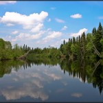 La Grande Rivière Noire Nord-Ouest alimente le lac Frontière