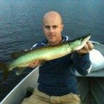 Mon frère Francis avec un autre "impressionnant" spécimen du lac Frontière.