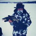 Mon fils Émile avec un petit doré capturé sur la glace.